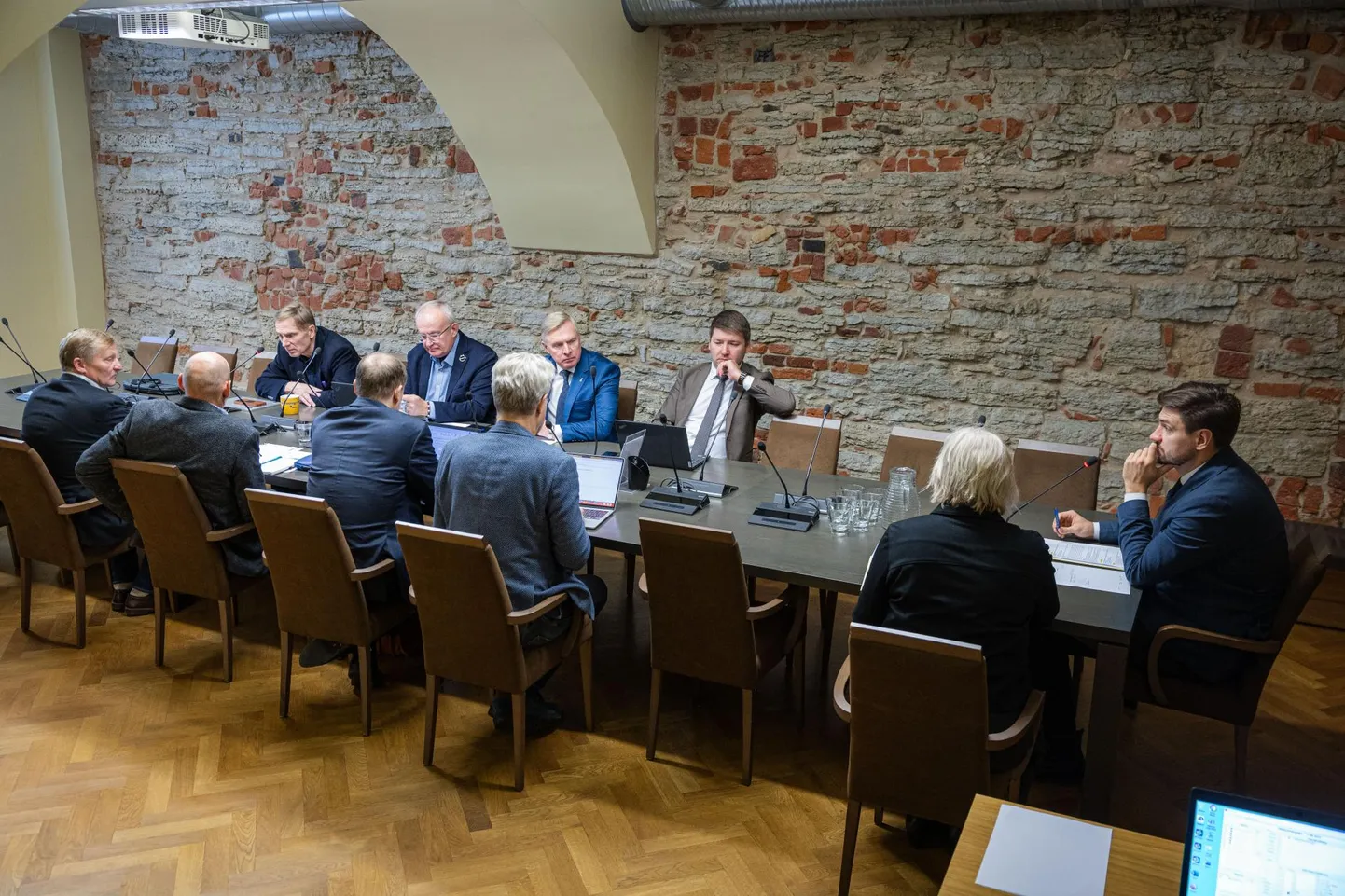 Põhiseaduskomisjoni istungil kuulati ära Jüri Adamsi ja Liia Hänni arvamused.