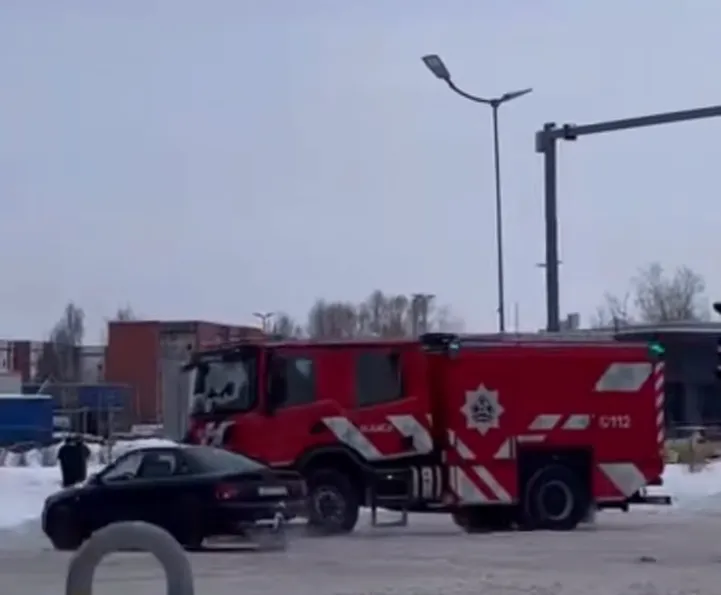 VIDEO Jelgavā krustojumā saduras vieglais auto un VUGD transportlīdzeklis