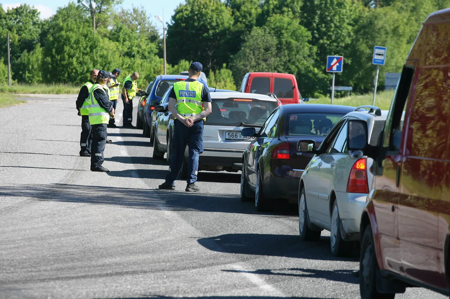 Politseinikud kontrollivad autojuhte.