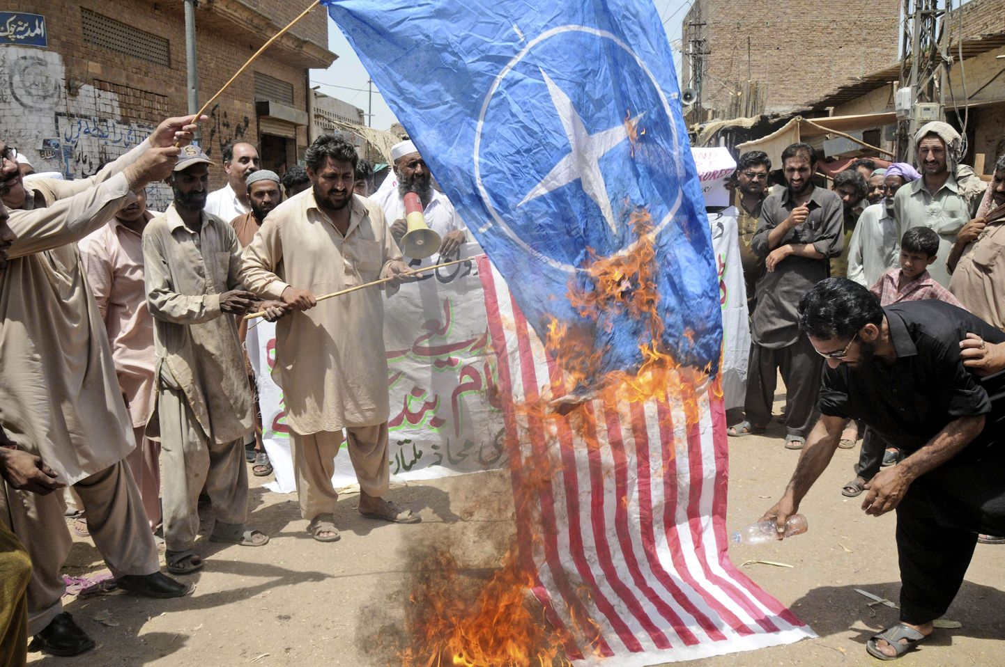 Droonirünnakute tõttu vihased  pakistanlased põletasid NATO ja USA lippe Multanis.