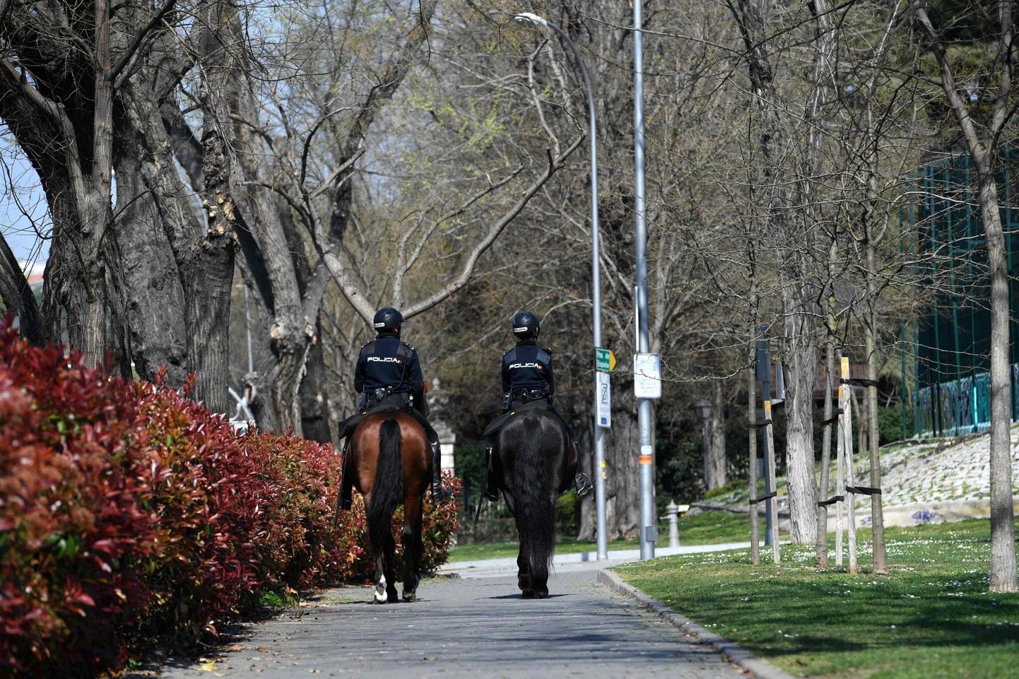 Hispaania ratsapolitseinikud patrullivad Madridi inimtühjas pargis. 
