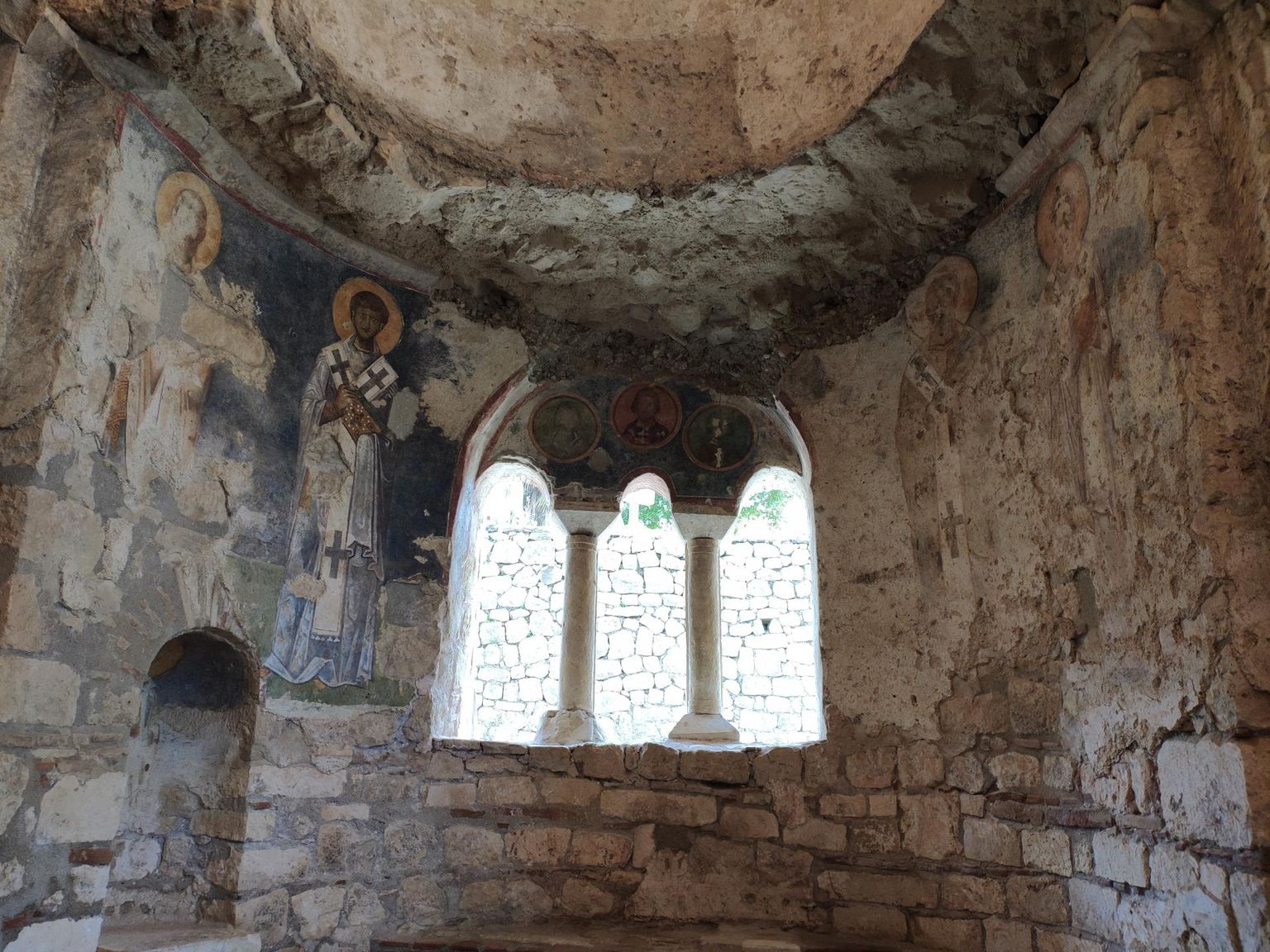 Püha Nikolause kiriku näol Myras on praegu tegu XIX sajandil väljakaevatud ja korralikult renoveeritud varemetega. Kirikus on säilinud rohkeid freskoelemente.