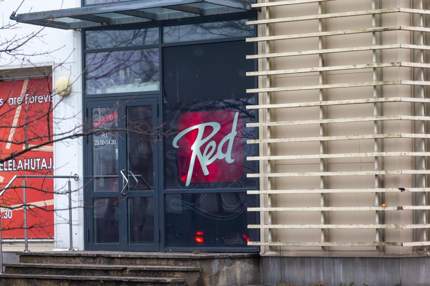 Ehkki Redil on uus omanik, siis klubi nimi ja reklaamsildid pärinevad varasemast ajast.