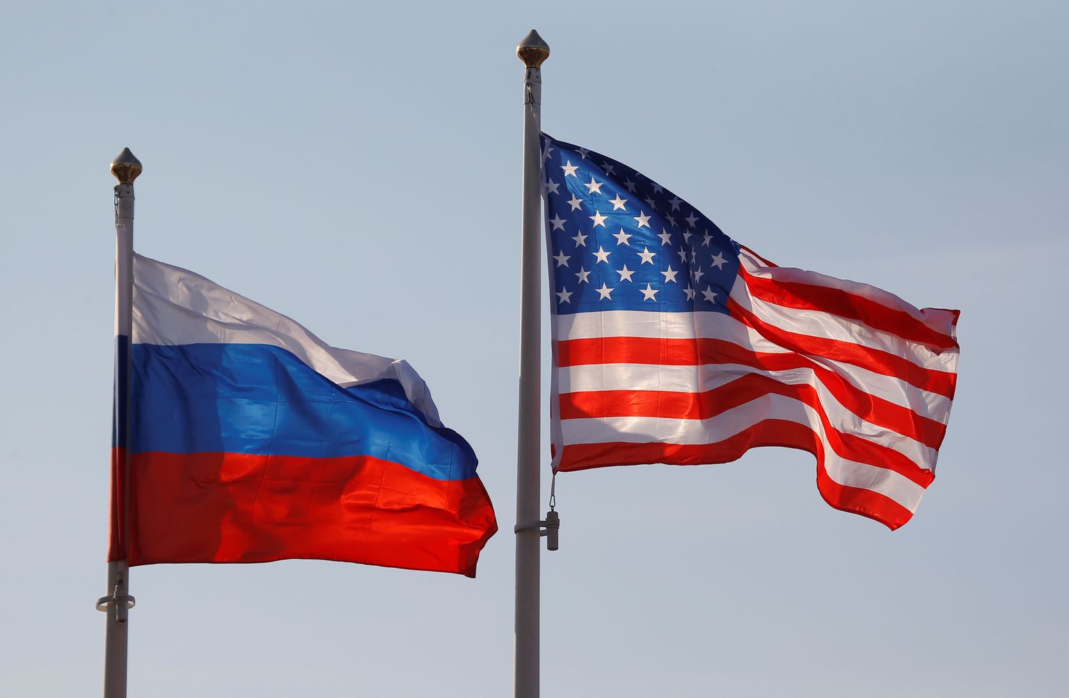 Флаги России и США. Иллюстративное фото.