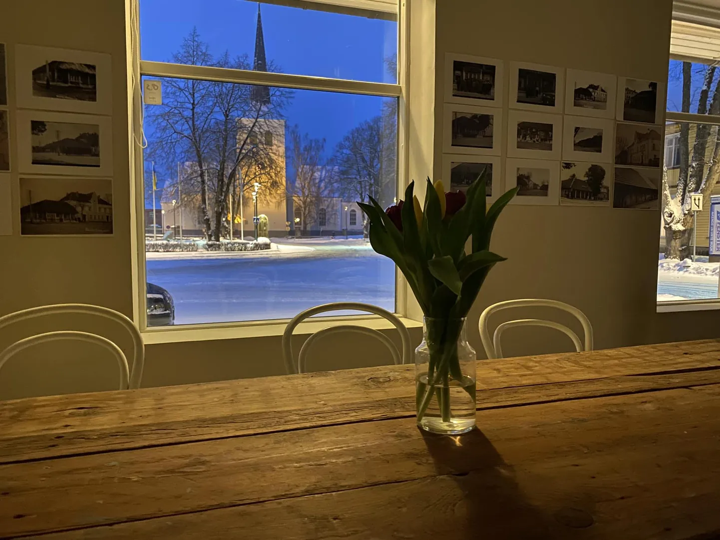 Vaade kirikule endise Paide majatarvete kaupluse aknast