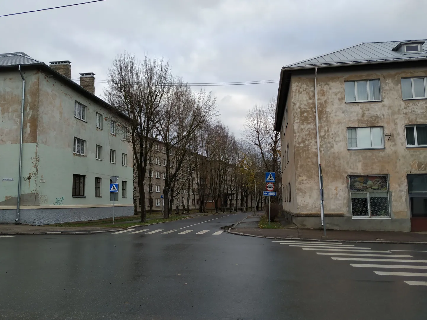 Требующие реновации дома в Нарве.
