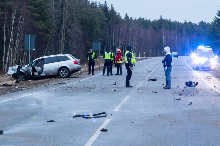 Saaremaal Risti-Virtsu-Kuivastu maantee 128. kilomeetril toimunud liiklusõnnetuses hukkus kolm põlvkonda.