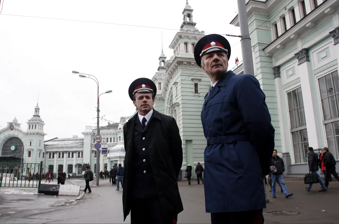 Vene kasakad täna Moskvas Belorusski rongijaama ees jalakäijaid jälgimas.