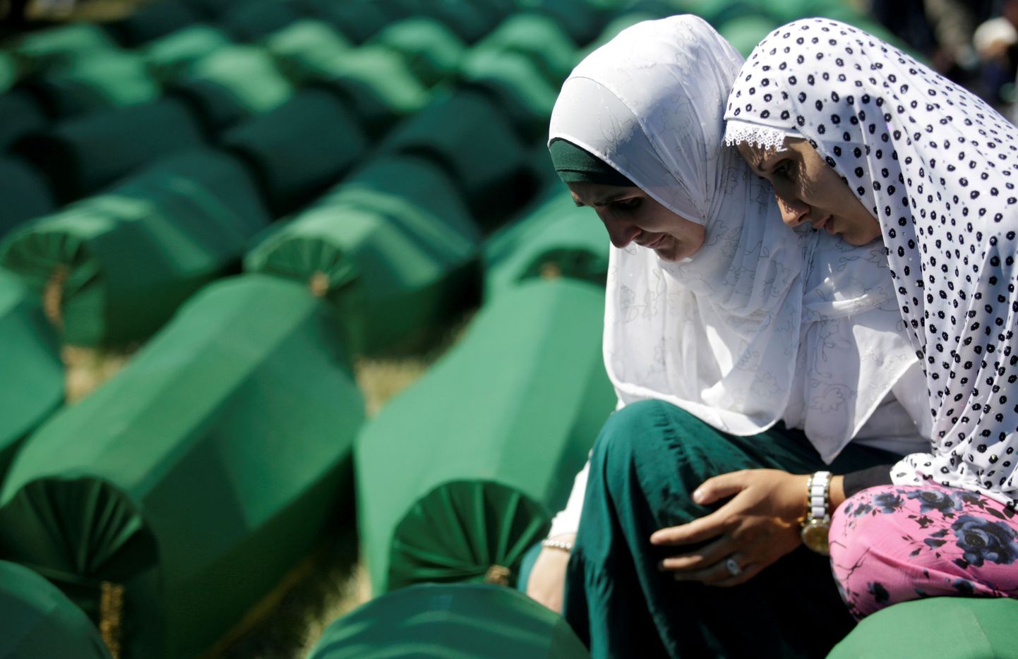 Moslemi naised Srebrenica veresaunas hukkunuid leinamas.