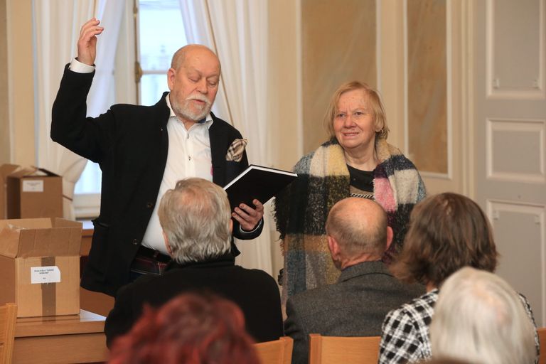 Robert Suvi ulatab raamatu kunstiajaloolasele Krista Piirimäele, kelle artikkel on samuti raamatus.