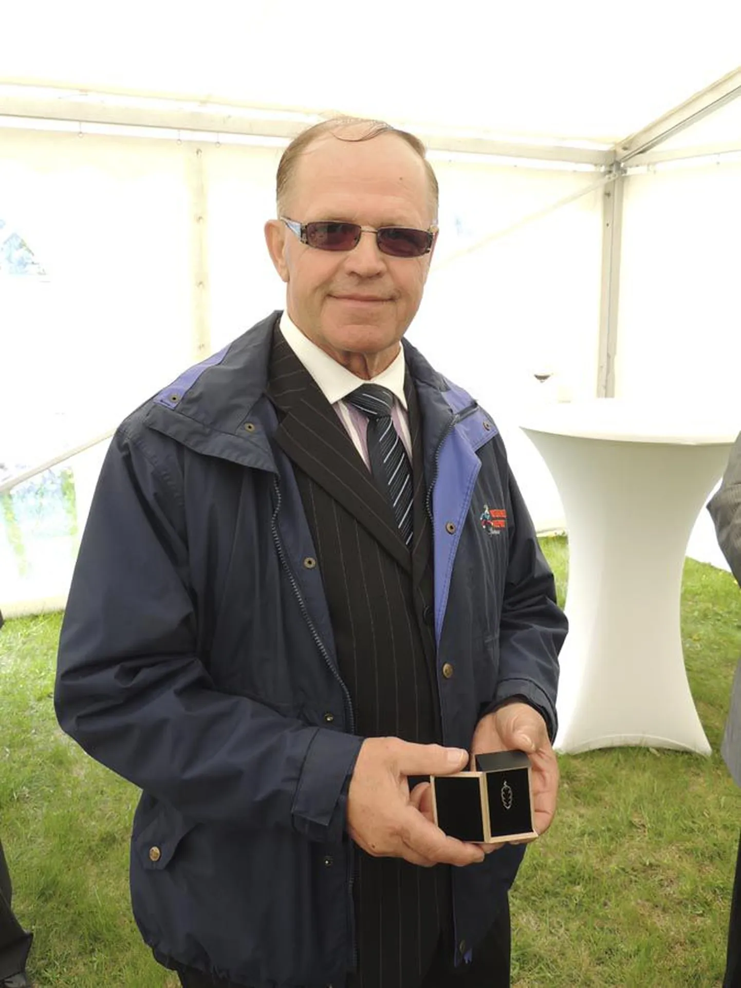 Minister Keit Pentus pistis Guido Kapile hõbedast tammelehte kujutava auhinna pihku kolmapäeval Tallinnas looduskaitsekuu algust tähistaval tseremoonial.