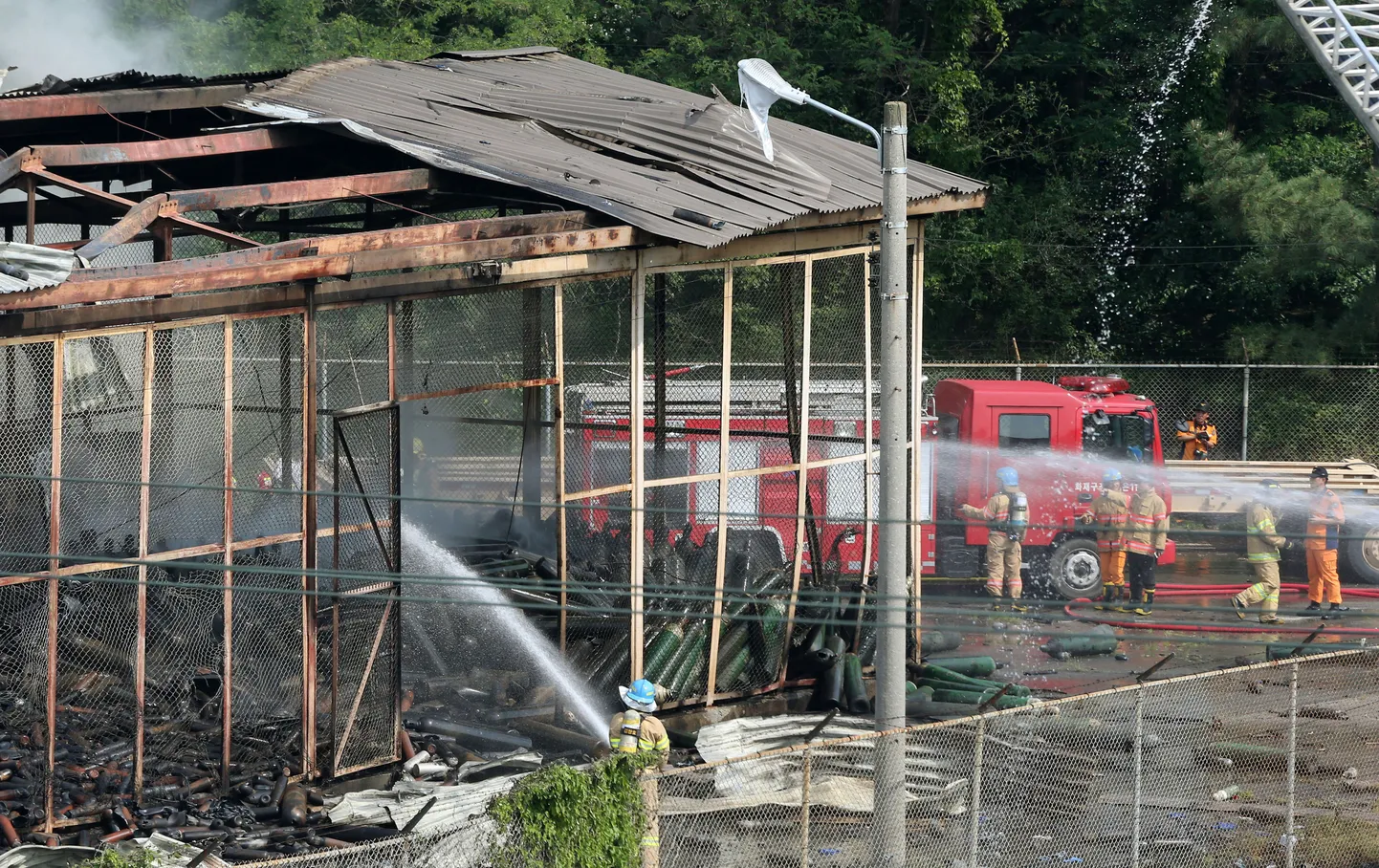 Tuletõrjujad ja päästetöötajad  likvideerimas õnnetuse tagajärgi Lõuna-Koreas asuvas Carrolli baasis.