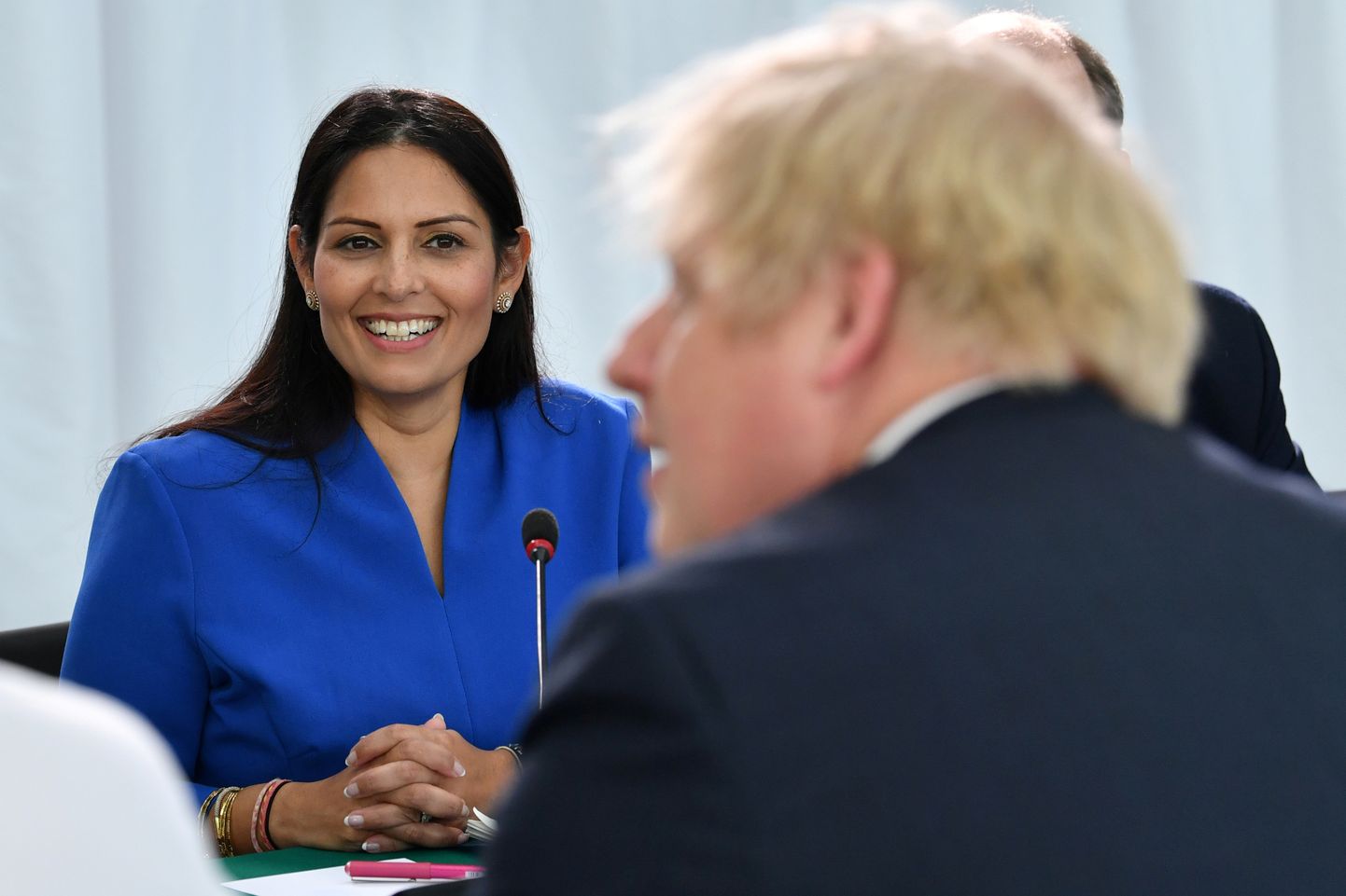 Briti siseminister Priti Patel  ja peaminister Boris Johnson.