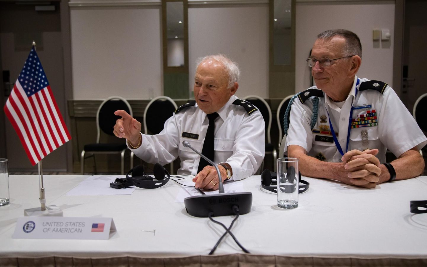 Eestis toimunud rahvusvahelist reservohvitseride kogunemist kiitnud erukindralmajor Evan L. Hultman (vasakul) ja erukolonelleitnant William Grieve. 