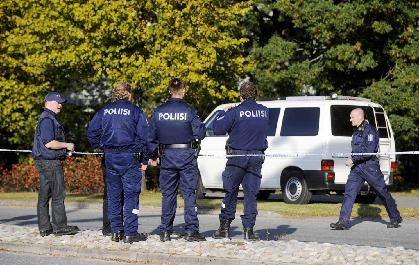 Pildil Soome politsei Kauhajoki koolitulistamise järel sündmuspaigal.