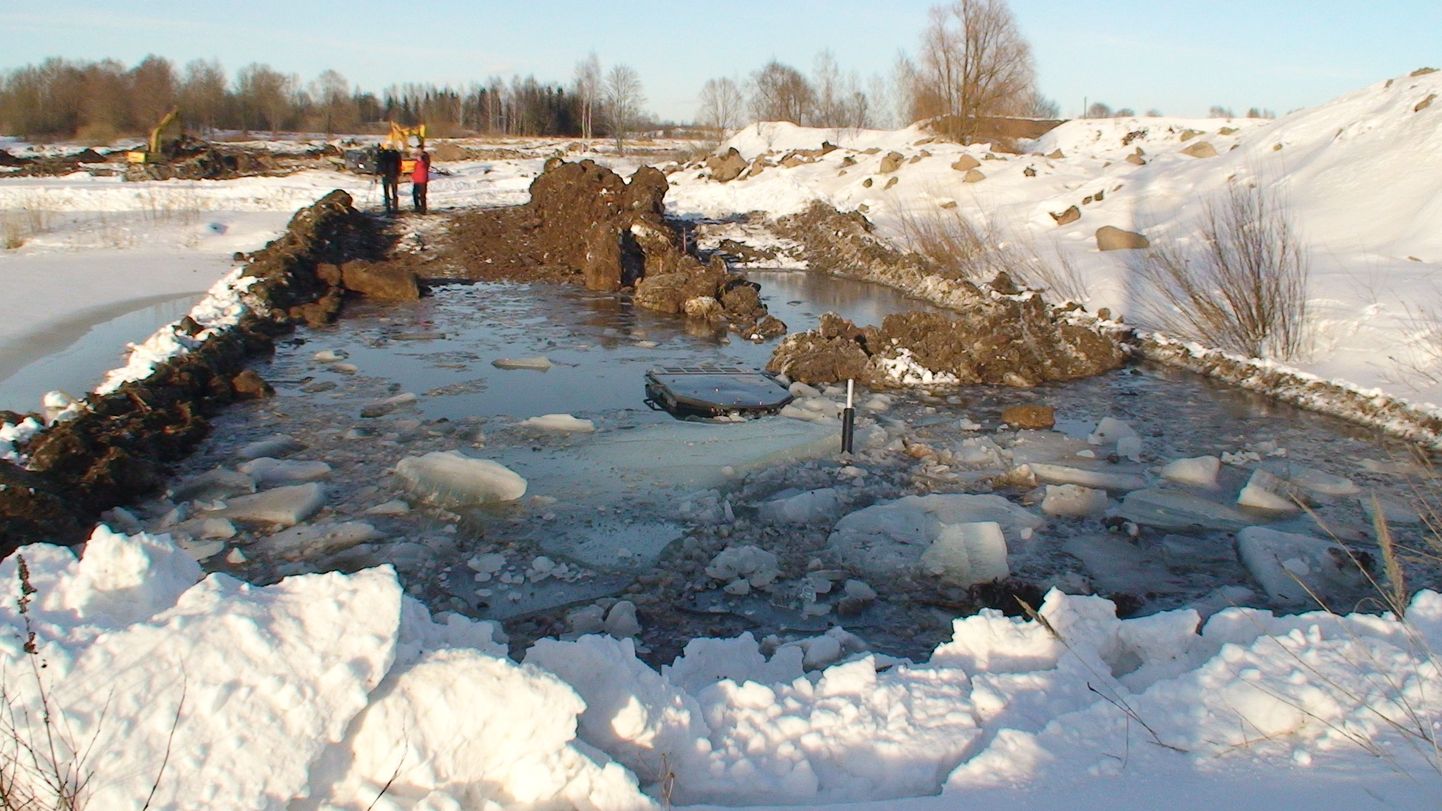 В Тарту трактор провалился под лед.