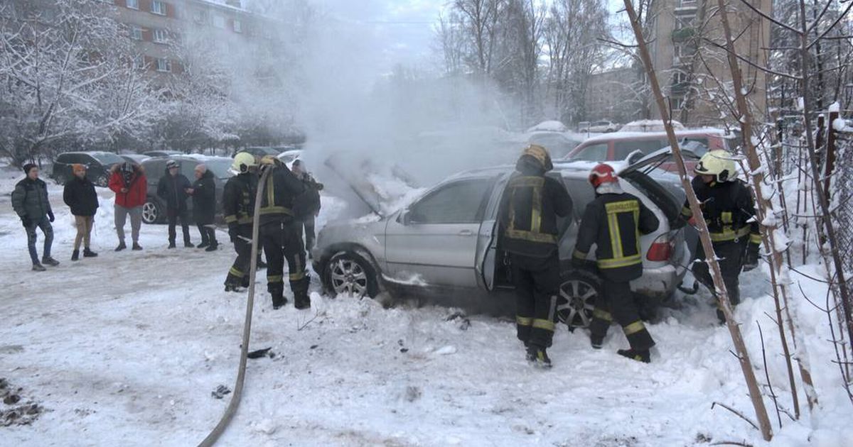 Вытащил из горящей машины