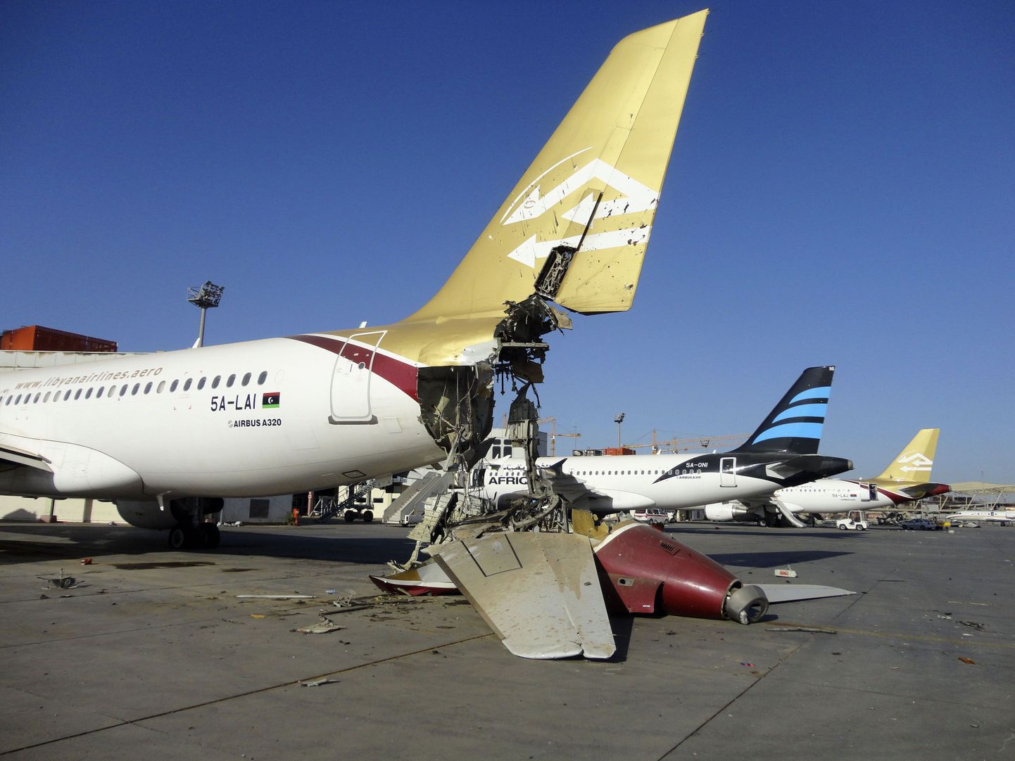 Purustatud lennuk Tripoli lennujaamas 2014. aasta augustis.