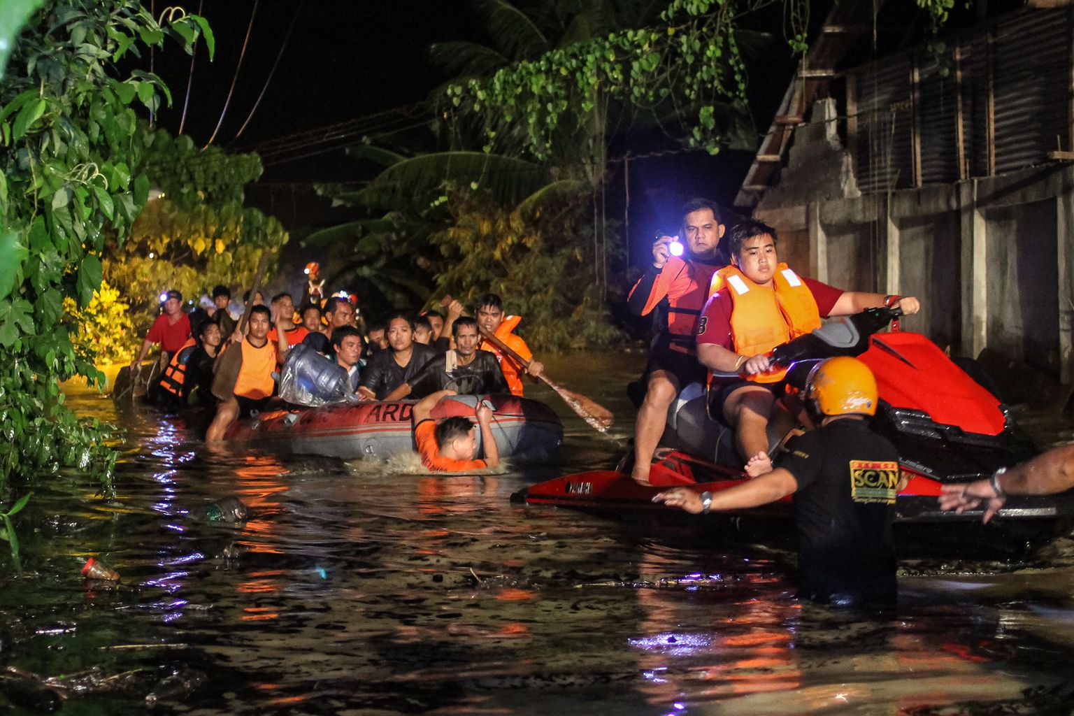 Tulvavete vallas Davao linnas päästetakse elanikke.