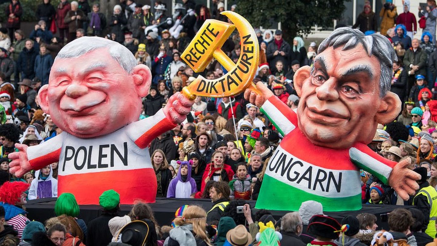 У премьер-министра Венгрии Виктора Орбана и лидера правящей партии Польши Ярослава Качиньского много критиков и дома, и в остальной Европе. Эти их куклы путешествовали по демонстрациями в разных странах. На фото - митинг в немецком Дюссельдорфе