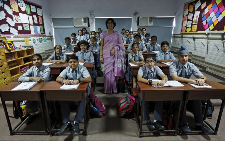 Õpetaja Archana Shori seitsmenda klassi õpilaste keskel Rukmini Devi-nimelises üldhariduskoolis New Delhis, Indias.
Foto: REUTERS/Adnan Abidi