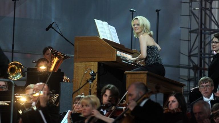 Ērģelniece Iveta Apkalna muzicē koncertā "Dzimuši Rīgā" 