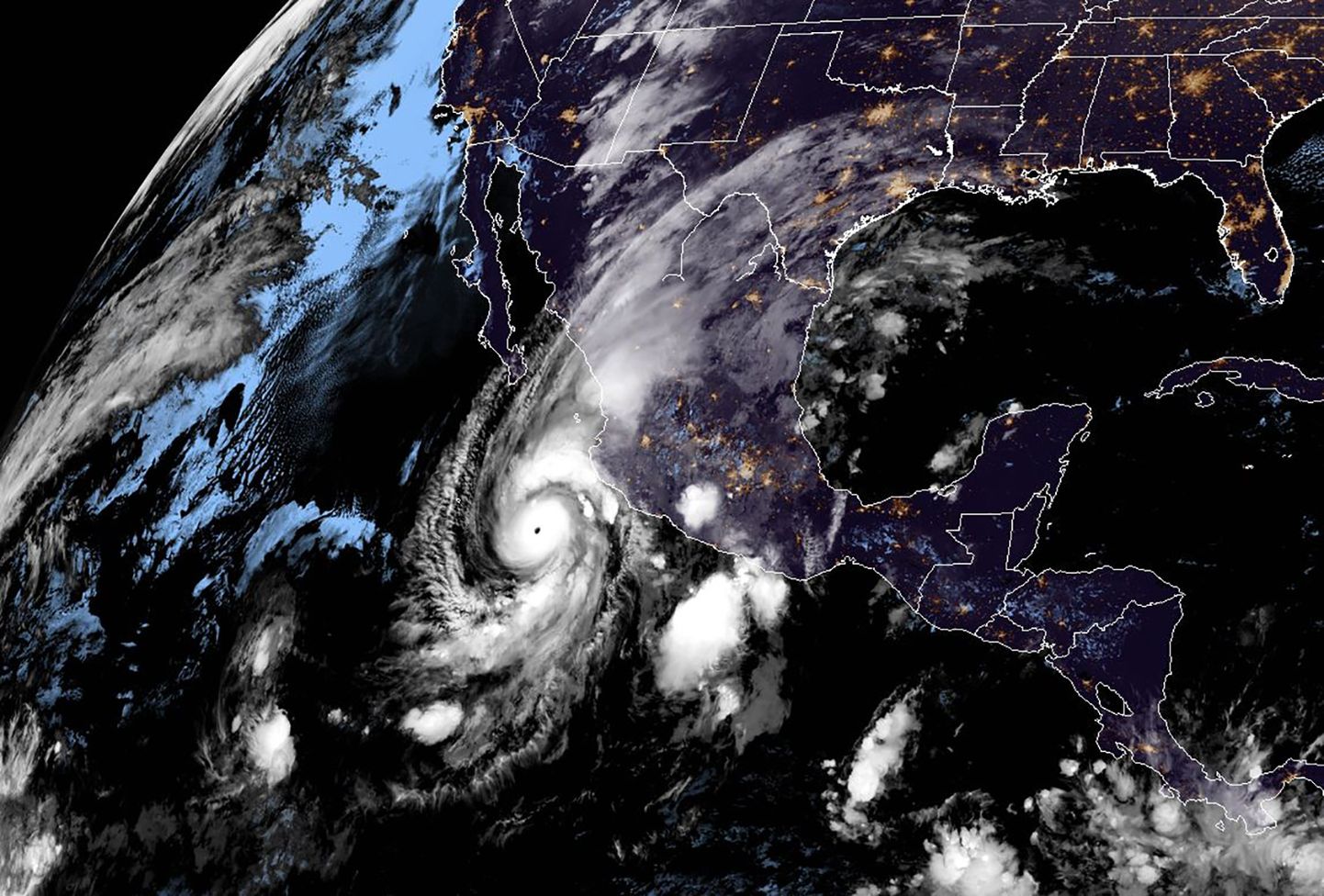 Satelītuzņēmumā redzama viesuļvētra Willa, kas tuvojas Meksikas Klusā okeāna piekrastei