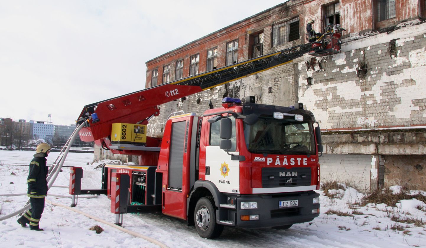 Korduvalt põlenud masinatehase kustutustöödest võttis osa eelmisel kuul Pärnu komandos tööd alustanud moodne redelauto.