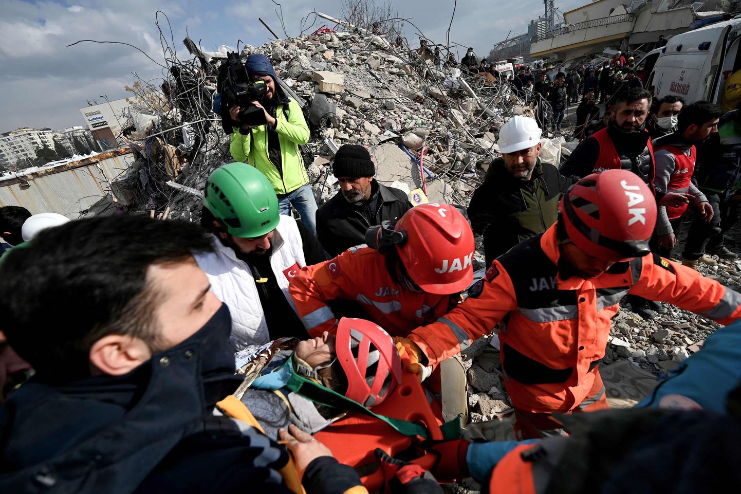 Päästetöötajad said 7. veebruaril 2023 Türgis Kahramanmaraşes maavärina järel majarusudest elusana kätte 25-aastase naise