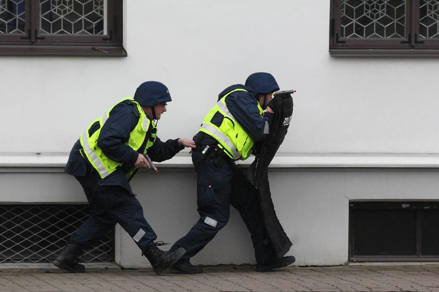 Terrorirünnaku korral tegutsemist on Viljandis harjutatud varemgi. Mullu novembris mängiti läbi pantvangikriis Viljandi raekojas.