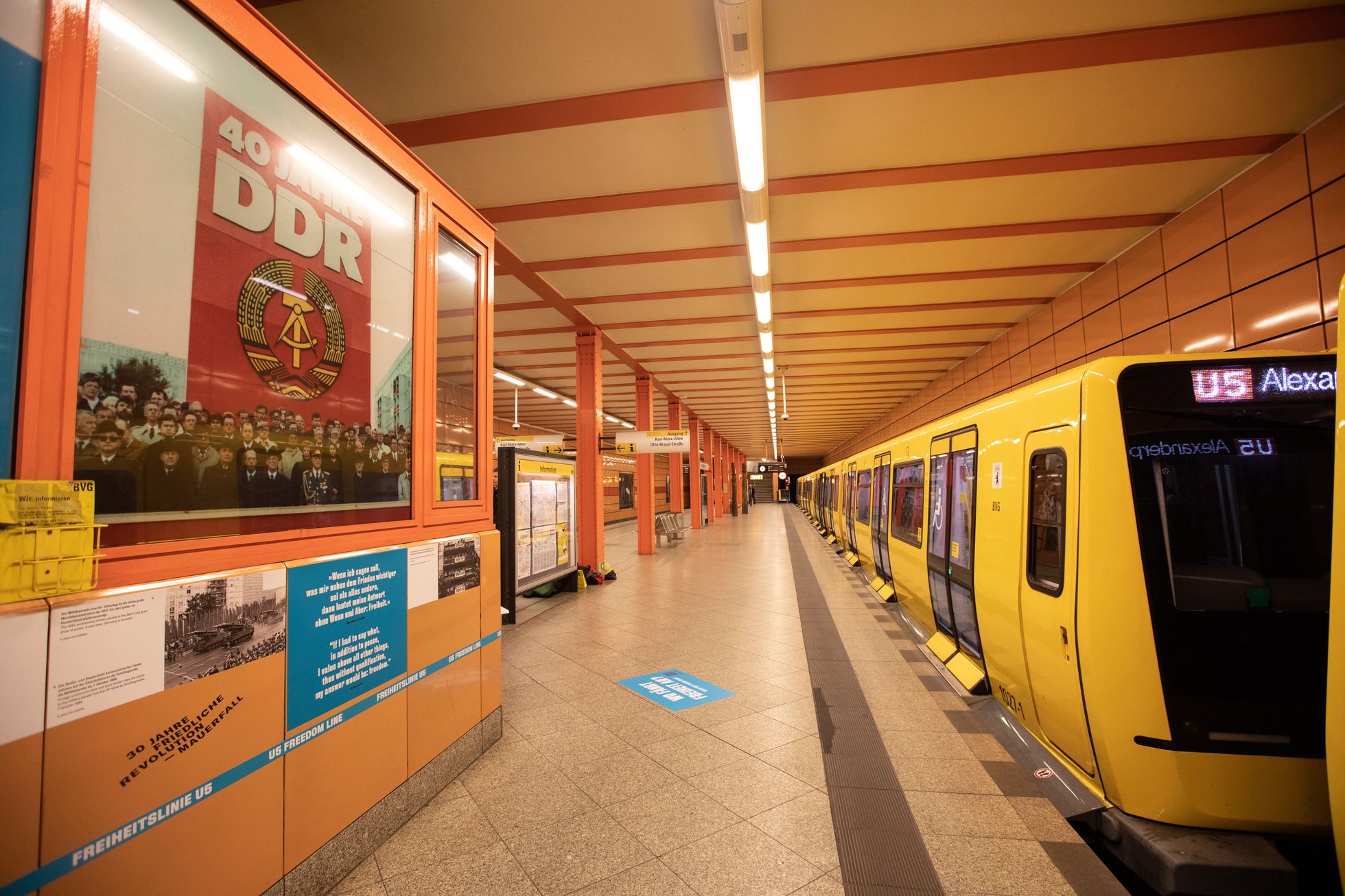 Näitus «U5 – Vabaduse liin» Schillingstrasse metroojaamas Berliinis. Näitus püüab kirjeldada Saksamaa pealinna võitlust demokraatia nimel. Selle raames on U5 metrooliinile Alexanderplatzi ja Magdalenenstrasse jaamade vahel seatud välja infotahvlid ja ajaloolised fotod.