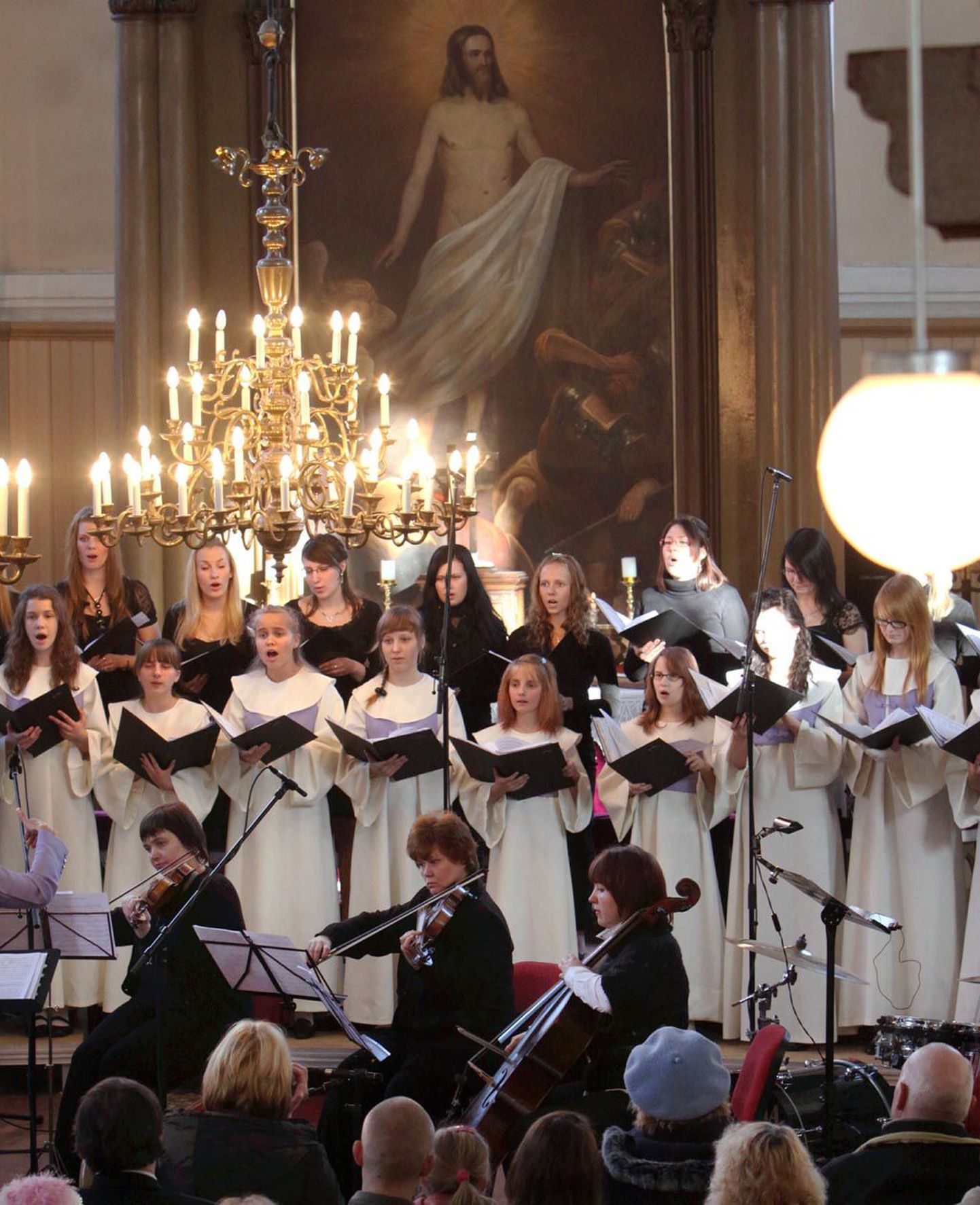 Altari ees astus üles enam kui 40 lauljast koosnev sõpruskond, lauljaid saatis Pärnu muusikakooli õpetajate keelpilliansambel, soleerisid Elise endised hääleseadjad.