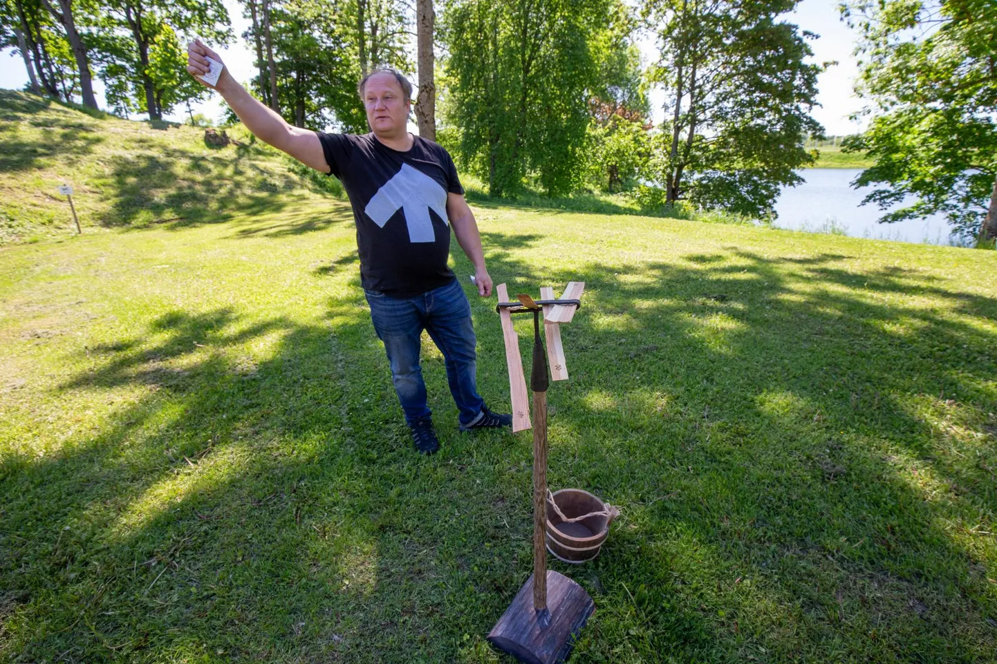 Laulupeotule lõkkemeister, ERMi näituste juht Kristjan Raba koos pirdude ja pilakuga tulesüütamise tseremoonia paigas.