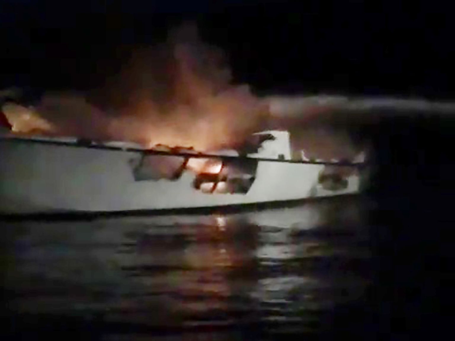 Kaader TowBoatUS Ventura avaldatud videost põlevast sukeldumislaevast Conception esmaspäeval USA California osariigi rannikul Santa Cruzi saare lähedal.