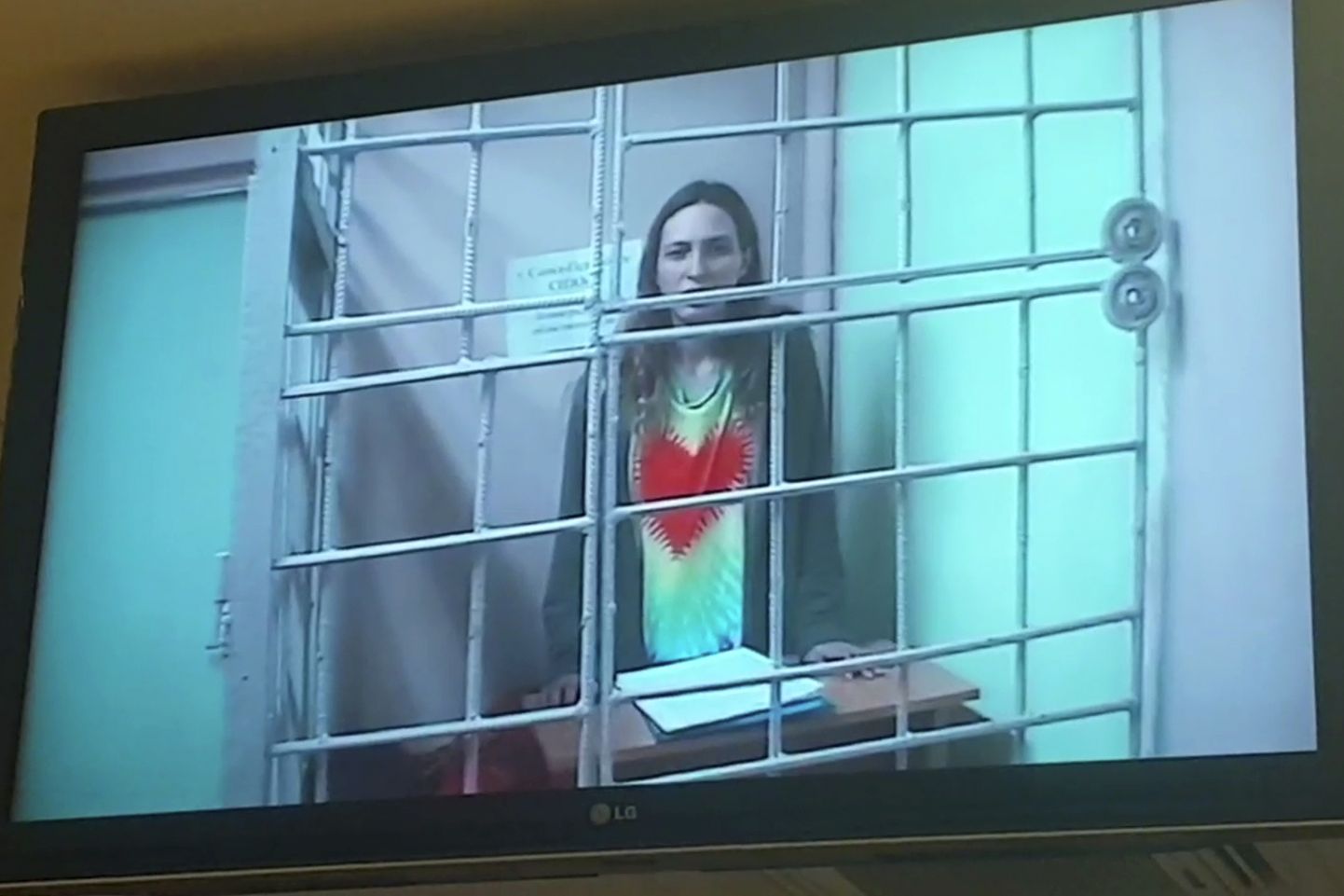 Aleksandra Skotšilenko esineb kohtule videosilla läbi Peterburis 17. mai 2022.