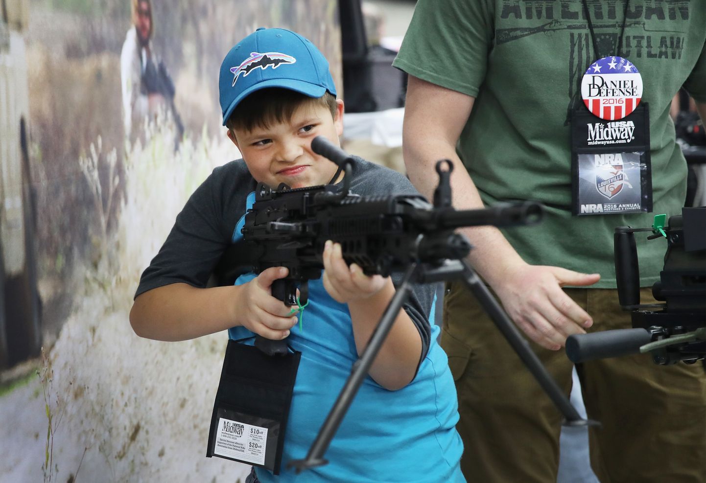 Poiss hoiab FN MK 48 kuulipildujat NRA igaastasel relvanäitusel, mis leiab aset Kentuckys, Louisvilles.