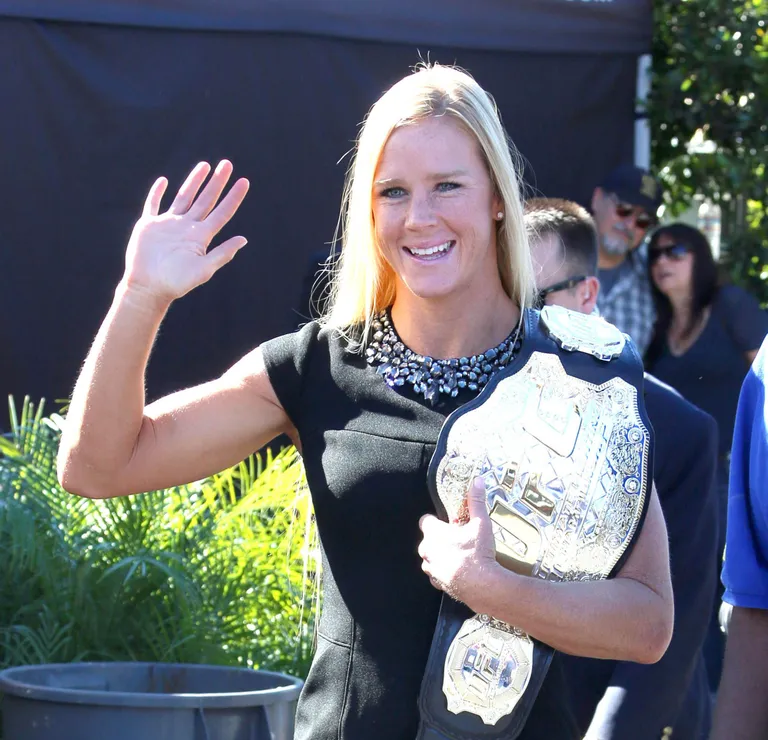 Holly Holm võidetud meistrivööga. Foto: