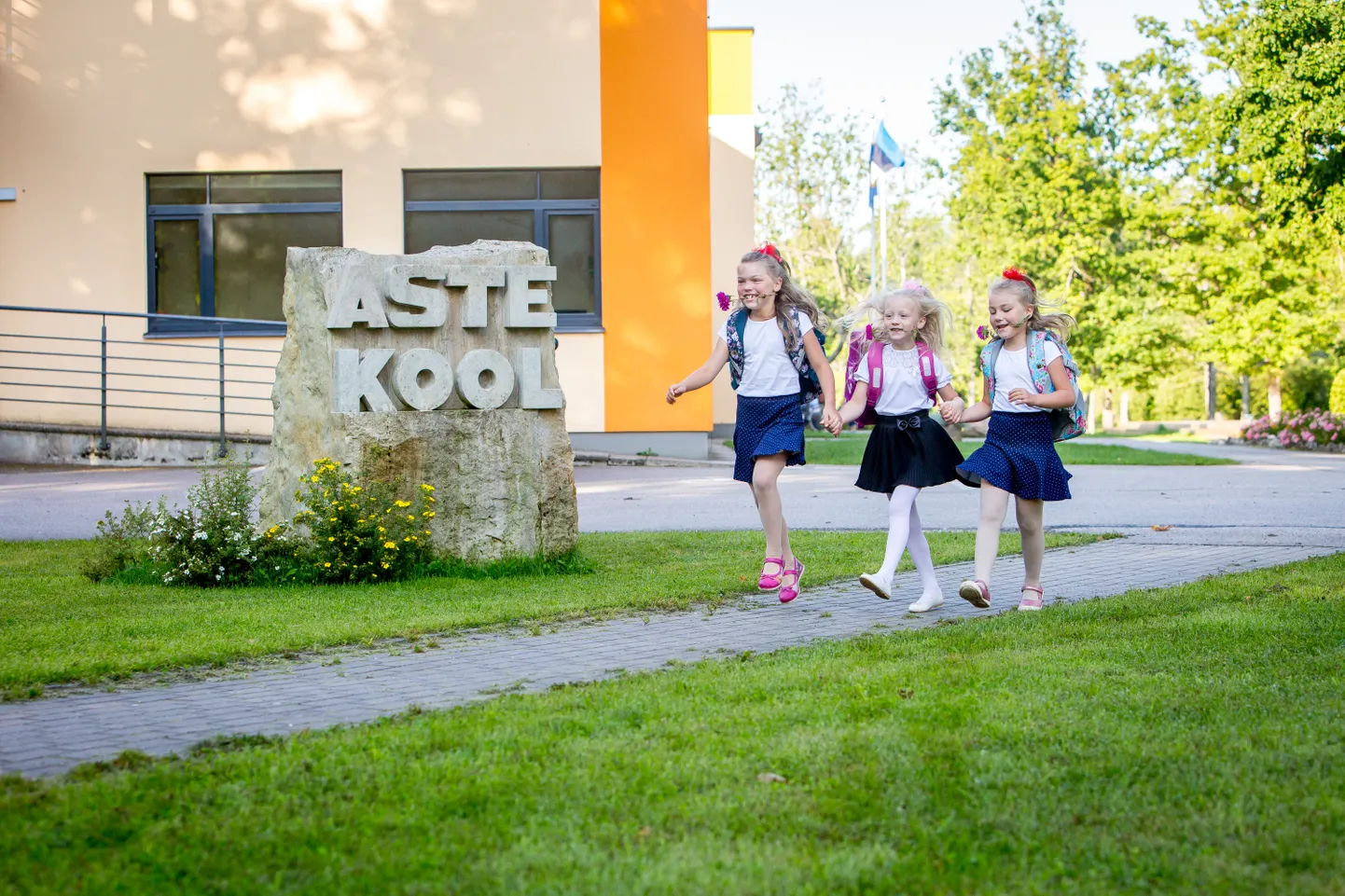 KOOLIKS VALMIS! (vasakult) Anette, Teele ja Isabel alustavad rõõmuga kooliteed.