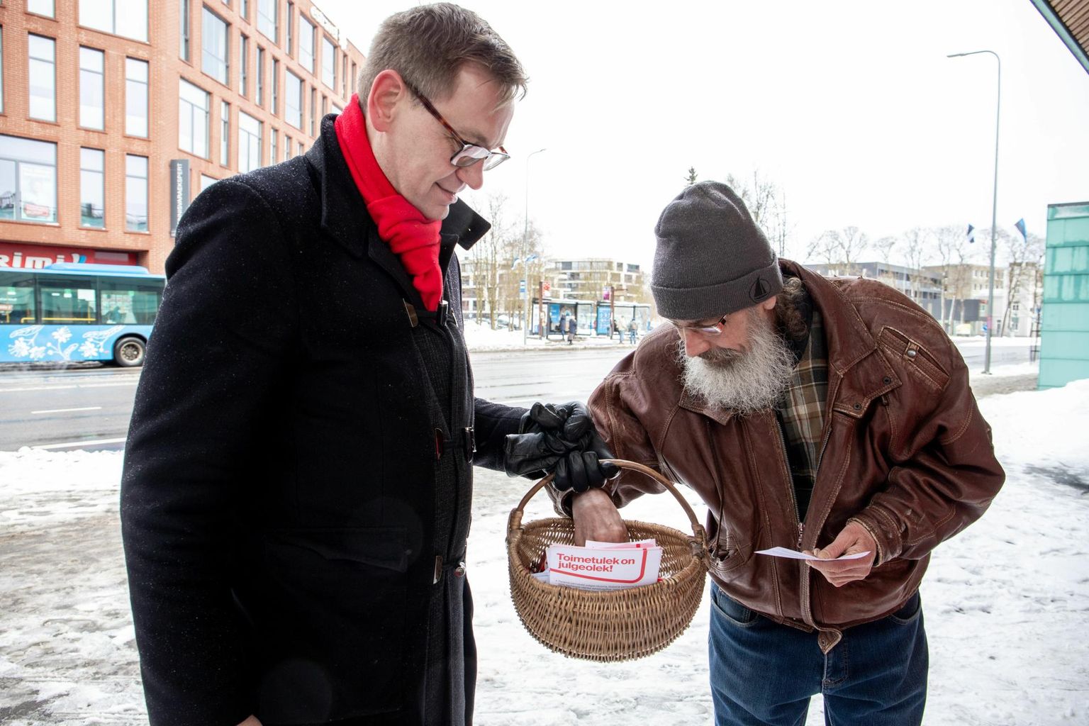 Valimisperioodi lõppakord Pärnu bussijaamas - veel saab valijate tähelepanu tõmmata pisikinkidega.
