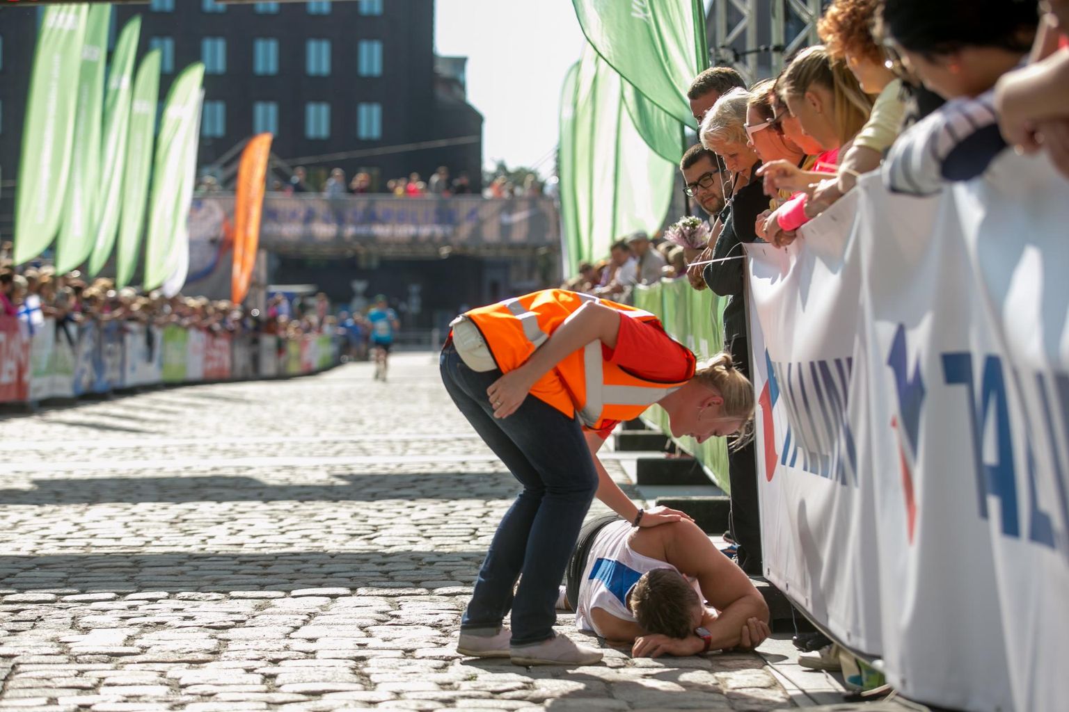 Mis juhtus? Oled elus? Vajad abi? Kurnatusest kokku kukkunud jooksja Tallinna maratonil 2014.
FOTO: Erik Prozes