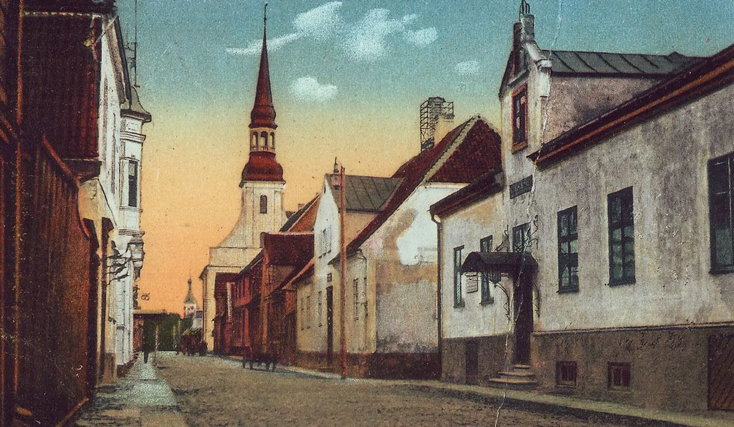 Paremalt esimeses majas asus Kuninga tänaval Pärnu kreisirentei ehk maakonnakassa.