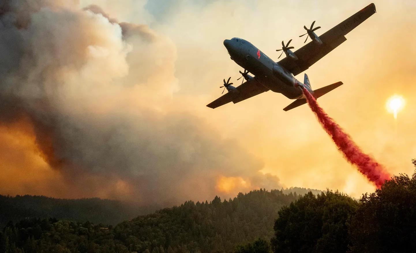 Meža ugunsgrēku dzēšana Kalifornijā