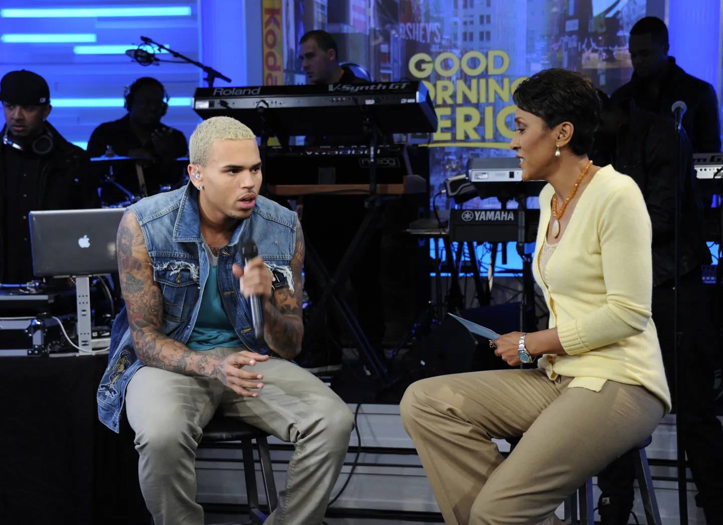 Chris Brown saates "Good Morning America"