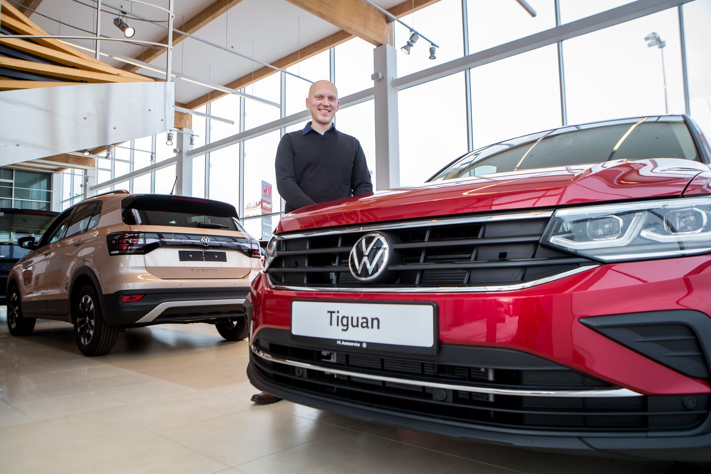 PÕHJUS RÕÕMUSTADA: Volkswagen oli mullu Saaremaal enim müüdud mark, Tiguan aga nõutuim uus mudel, mille värskelt saabunud eksemplari Rain Rohumägi eile kliendile üle andma valmistus.