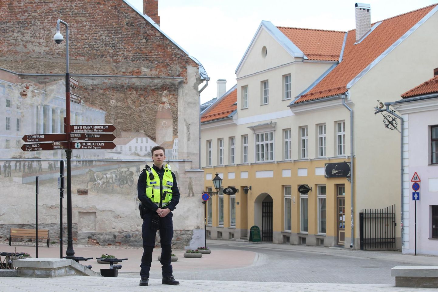 Et abipolitseiniku vorm on politseivormiga äravahetamiseni sarnane, võiks Kaimo Kukke vabalt päris politseinikuks pidada.
