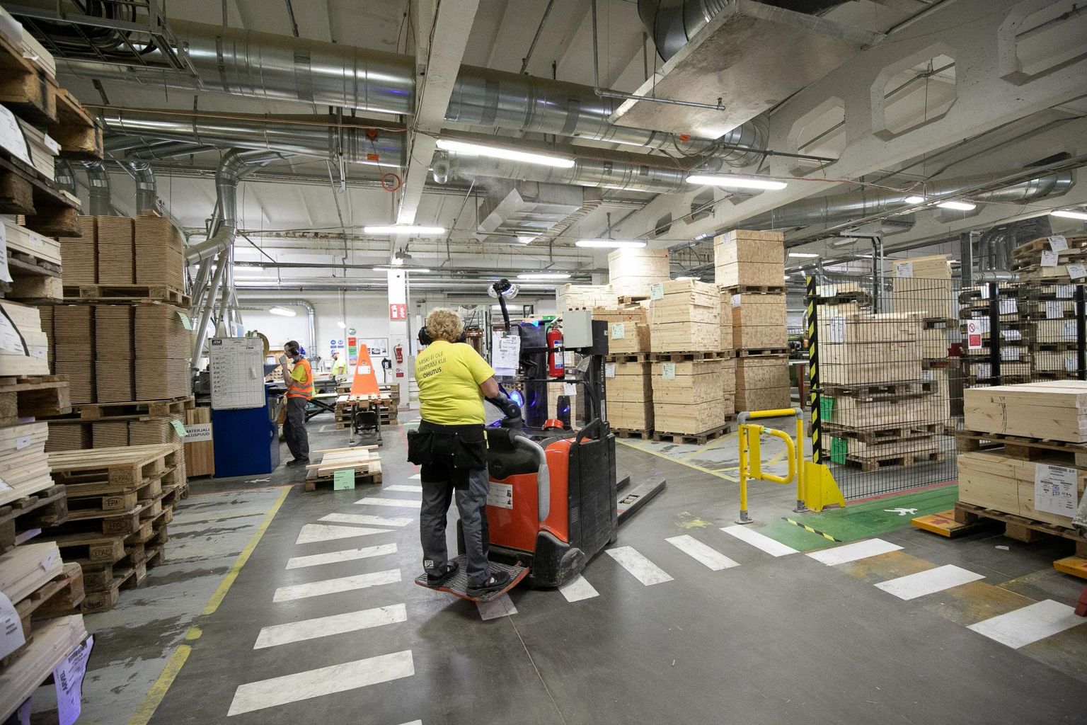 JELD-WEN-i Rakvere tehases on praegu ametis kolm vahetust töötajaid, kuid ettevõte loodab komplekteerida neljandagi.