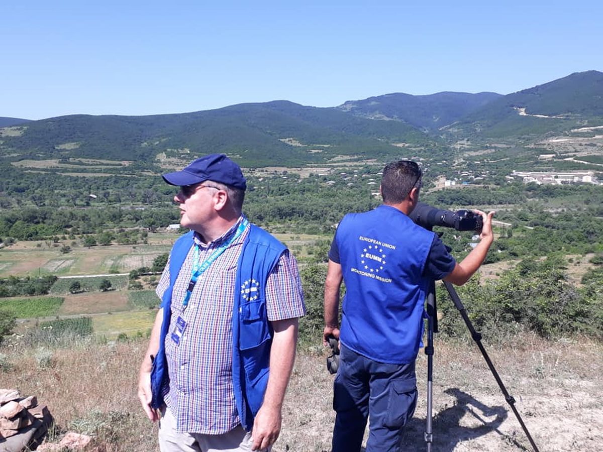 ES pārraudzības misijas novērotāji pie okupācijas līnijas Odzisi ciemā Gruzijā.