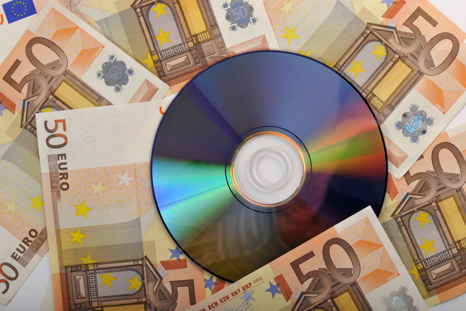 CD-plaat ja eurokupüürid. Foto on illustratiivne.