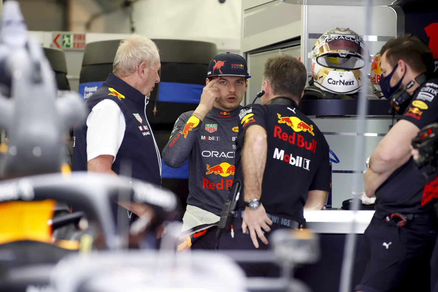 Helmut Marko (vasakul) ja Max Verstappen (keskel).