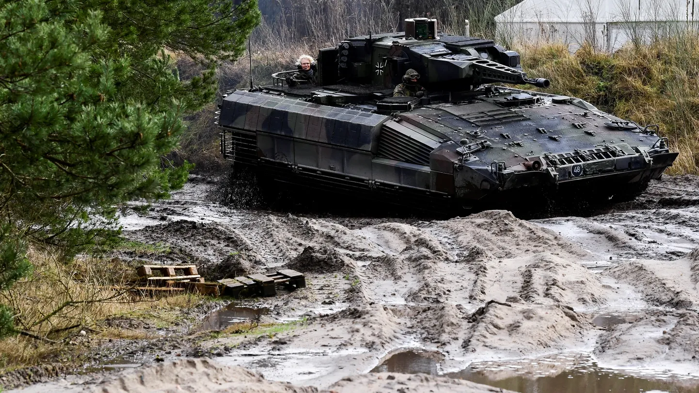 Saksamaa kaitseminister Christine Lambrecht jalaväe lahingmasinal Puma.